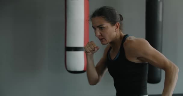 Smíšené bojové umění bojovnice dělá stínový box v klubu rváčů, samice kickboxer bojuje se stínem v tělocvičně, 4k 120fps Prores HQ — Stock video
