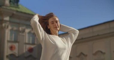 El kamerası görüntüsü: günlük giyinmiş kadın eski kasabada yavaş çekimde poz veriyor, Avrupalı bir kadının yaşam tarzı, 4k 120 fps Prores HQ