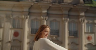 El kamerası görüntüsü: günlük yaşam tarzı giyinmiş kadın eski kasabada yavaş çekimde poz veriyor, 4k 120 fps Prores HQ