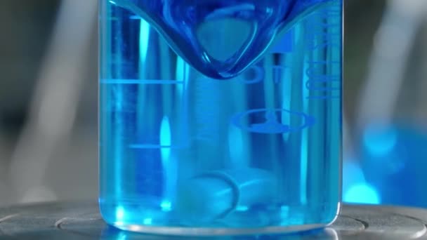 Внутри химической лаборатории: смешивание жидких препаратов лабораторным оборудованием — стоковое видео