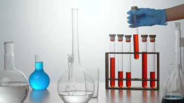 Laboratuvar asistanı laboratuara kan dolu test tüpü koydu. İlaçlar ve aşı geliştirme. Kan testleri.