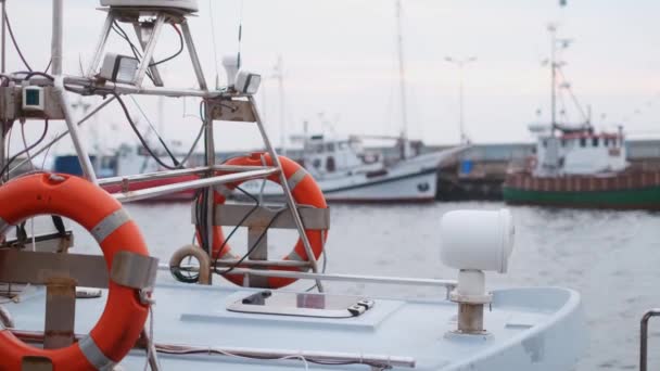 Tekne rıhtımlarda ağır çekimde sallanıyor, iskelede iskele, 4k 60 peni. — Stok video