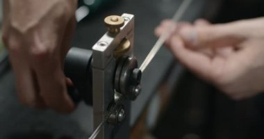 Luthier fretbükücü kullanıyor fret tel yarıçapı ayarlamak için, Gitar imalatçısı atölyesinde hazırlıklar, 4k 60p Prores HQ