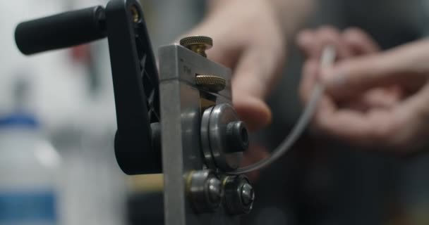Luthier fretbükücü kullanıyor fret tel yarıçapı ayarlamak için, Gitar imalatçısı atölyesinde hazırlıklar, 4k 60p Prores HQ — Stok video