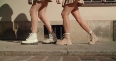 Sıradan giyinmiş etekli kadınlar eski şehirde yavaş çekimde poz verirler. Yaşam tarzı fasyon görüntüleri, 4k 120 fps Prores HQ