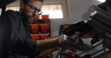 Luthier Sands, müzik aletleri tamir atölyesinde gitar çalıyor. 4k 60fps 10 bit.