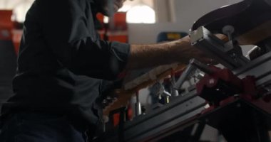 Luthier Sands, müzik aletleri tamir atölyesinde gitar çalıyor. 4k 60fps 10 bit.