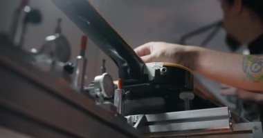 Elektro gitar, müzik aletleri tamir atölyesinde, 4k 60p 10 bit üzerine monte edilir.