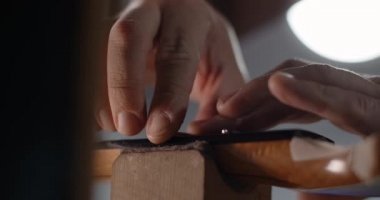 Luthier gitar panosuna yeni gitar perdelerini takıyor. Gitarın tamiri, müzik aletlerinin el yapımı, 4k 60p Prores HQ