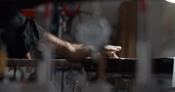 Luthier couvre le corps de la guitare avec du ruban adhésif avant de poncer les frettes dans sa boutique. Entretien et réparation des instruments de musique, 4k 60p Prores HQ — Video