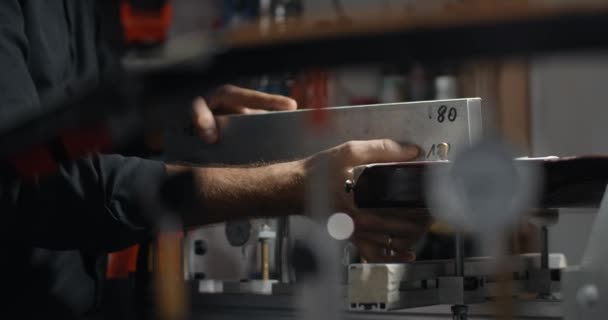 Luthier zanden gitaar frets bij muziekinstrumenten reparatiewerkplaats, 4k 60fps 10 bit — Stockvideo