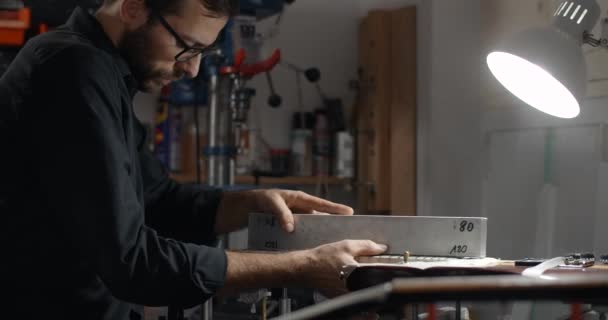 Geigenbauer schleift Gitarrenbünde in der Musikinstrumentenwerkstatt, 4k 60fps 10 bit — Stockvideo