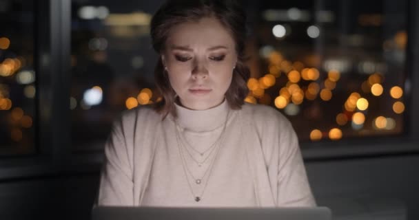 밤에 사무실에서 컴퓨터로 많은 일을 하는 탈진 한 여성의 사진을 슬라이드, 사무실 직원의 스트레스와 힘든 일, 불규칙 한 근무 시간 , 4k Prores HQ — 비디오