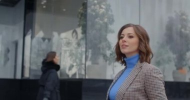 Kendine güvenen genç bir kadının portresi, elinde kahveyle şehirde dolaşıyor, şehir merkezinde işe yürüyor, 4k Prores Karargahı 10 bit.