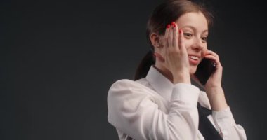 Takım elbiseli Yong yöneticisi kadın cep telefonuyla konuşuyor, itirazlarla uğraşıyor, telefonla satıyor, 4k 120 fps Prores karargahı.