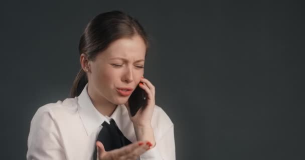 Nyfiken kvinna i kostym känslomässigt scolds hennes samtalspartner på telefonen och gestikulerar, gräl på telefon, känslomässiga samtal, 4k 120fps Prores HQ — Stockvideo