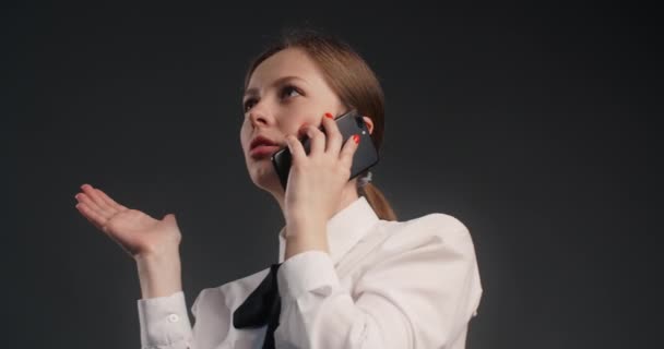 Nyfiken kvinna i kostym känslomässigt scolds hennes samtalspartner på telefonen och gestikulerar, gräl på telefon, känslomässiga samtal, 4k DCI 120fps Prores HQ — Stockvideo