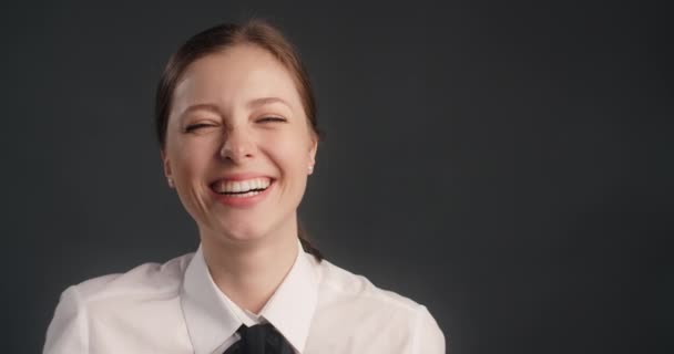 Mujer sonriente feliz en traje de negocios mira a la cámara y se ríe, retrato de trabajador de oficina, 4k 120fps HQ de Prores — Vídeos de Stock