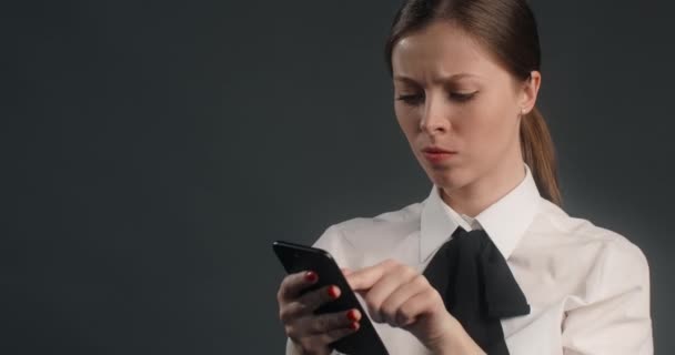 Раздраженная и недовольная европейская женщина в спешке крадет экран смартфона, разгневанный офисный работник пользуется телефоном, штаб-квартира 4k Прорес 10 бит — стоковое видео
