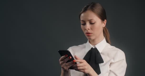 Femme européenne insatisfaite glisse l'écran du smartphone en toute hâte, l'utilisateur refuse les messages et les applications dans le téléphone mobile, employé de bureau en colère utilise le téléphone, 4k Prores HQ 10 bits — Video