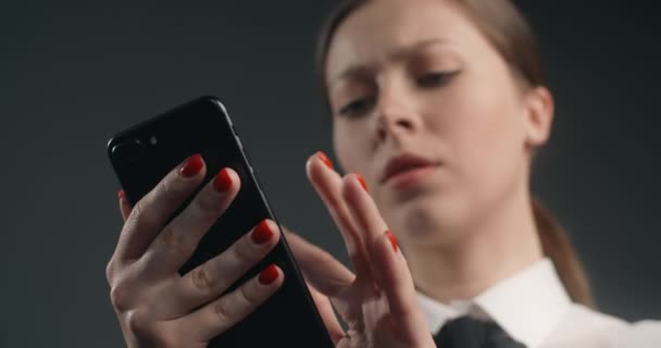 Εξοργισμένη και δυσαρεστημένη Ευρωπαία γυναίκα σαρώνει την οθόνη του smartphone σε μια βιασύνη, θυμωμένος υπάλληλος γραφείου χρησιμοποιεί το τηλέφωνο, 4k Prores HQ 10 bit — Αρχείο Βίντεο