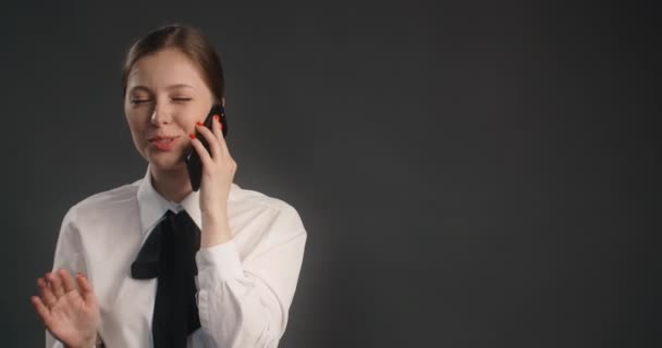 Yong manager femme en costume d'affaires a une conversation d'affaires avec le client via téléphone mobile, travailler avec des objections, vend par téléphone, 4k 120fps Prores HQ — Video