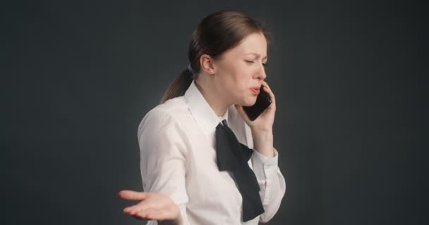 Η έξαλλη γυναίκα με το κοστούμι επιπλήττει συναισθηματικά τον συνομιλητή της στο τηλέφωνο και κάνει χειρονομίες, καυγαδίζει στο τηλέφωνο, συναισθηματική συζήτηση, 4k 120fps Prores HQ — Αρχείο Βίντεο