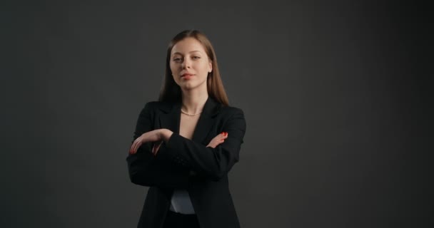 Pewna siebie ambitna kobieta biznesu w czarnym garniturze zegarki do kamery, złożone ręce, zamknięte poza, 4k Prores HQ — Wideo stockowe