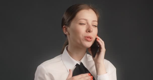 Yong gerente mujer en traje de negocios tiene una charla de negocios con el cliente a través del teléfono móvil, trabajo con objeciones, vende por teléfono, 4k 120fps HQ de Prores — Vídeos de Stock