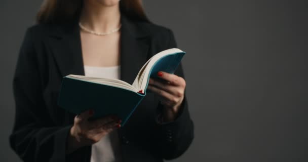Geschäftsfrau im Anzug blättert im Tagebuch, junge Frau sucht Notizen im Notizblock, 4k Prores HQ — Stockvideo