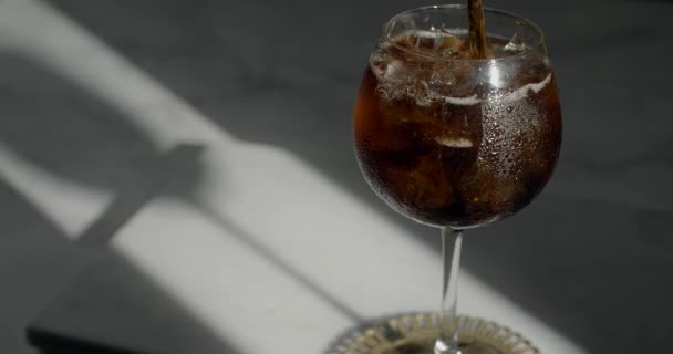 Cola se vierte a la copa de cóctel llena de cubitos de hielo en cámara lenta, cóctel con cola, 4k 120fps HQ de Prores — Vídeos de Stock