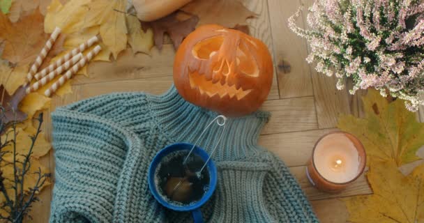 Asztali videó díszített őszi halloween összetétele meleg légkörben gofri, levelek és fekete forró tea, 4k 60p Prores HQ — Stock videók