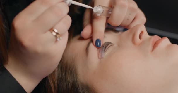 Lashmaker melakukan prosedur laminasi bulu mata untuk klien di salon kecantikan, perpanjangan bulu mata, layanan kosmetik, 4k 60p Prores HQ — Stok Video