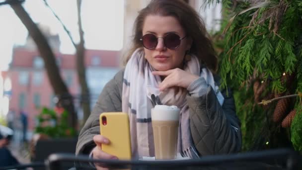 Žena mít přestávku na kávu v pouliční kavárně starého města na podzim, 4k 60p zpomalení — Stock video