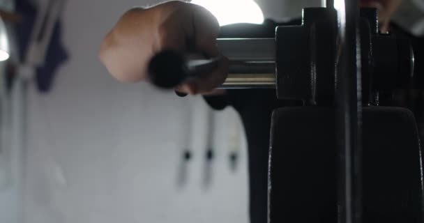 L'artigiano usa la pressa a mano nel suo laboratorio. Premere inserendo i tasti nella tastiera della chitarra presso l'officina liuteria, riparazione della chitarra, 4k 60p Prores HQ — Video Stock