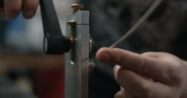 Luthier fretbükücü kullanıyor fret tel yarıçapı ayarlamak için, Gitar imalatçısı atölyesinde hazırlıklar, 4k 60p Prores HQ