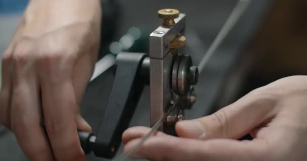 Luthier používá fretbender k nastavení poloměru drátů, přípravy na rozčilování v kytarovém dílně, 4k 60p Prores HQ — Stock video