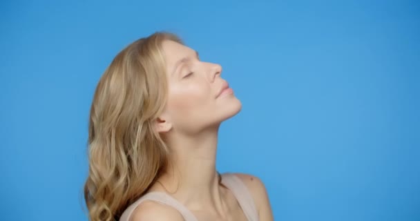 금발의 아름다운 여성 이 푸른 화면에 있는 아름다운 비디오에서 포즈를 취합니다. 여성 화장품 사용. 블루 스크린의 미용 관리 절차 , 4k Prores HQ — 비디오