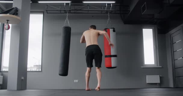 Fighter does roundhouse kick in slow motion, kickboxer performs turning kick in the fightclub, training of the fighter, 4k 60p Prores HQ — Vídeo de Stock