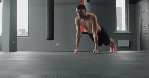 Athlete performs fast push-ups on his fists at the gym, camera follows the movement, workout training, 4k 60p Prores HQ — Wideo stockowe
