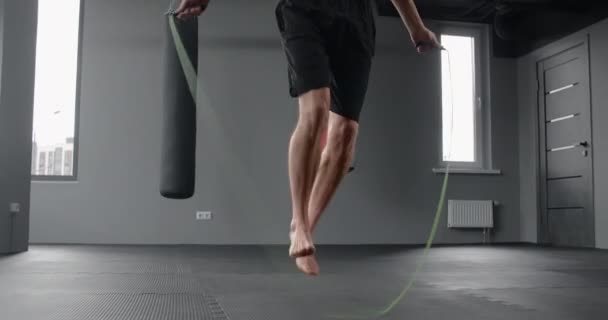 Athlete is skipping with jumping rope at the gym, crossfit and cardio exercises, 4k 60p Prores HQ — 图库视频影像