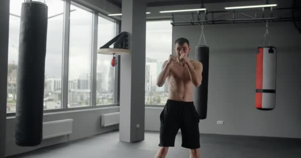 Mixed martial art fighter does shadow boxing to the camera with fast movements, fighter man is fighting with shadow, 4k 60p Prores HQ — Vídeo de stock