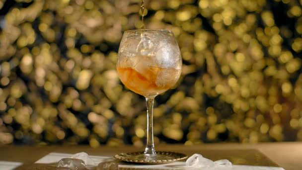 Cocktail is poured to the glass full of ice, ice cubes and sprinkling soda, Full HD 240fps Prores HQ — Vídeo de Stock