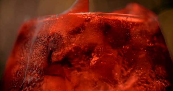 Bubbles of the cocktail drink go up. Macro shot of the dark cocktail with cola and ice. Bubbles in beverage , 4k 120fps Prores HQ — 图库视频影像