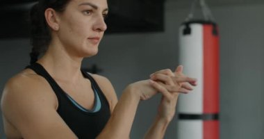 Steadicam shot: kadın spor salonunda egzersiz yapmadan önce ısınıyor, sporcu ellerini uzatıyor, 4k 120 fps Prores HQ
