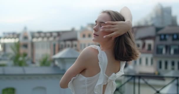 Portrait of the woman dancer in white dress that dances gracefully in slow motion outdoors, balerina does dance pa and movements outdoors, 4k 120 fps Prores HQ — Stok video