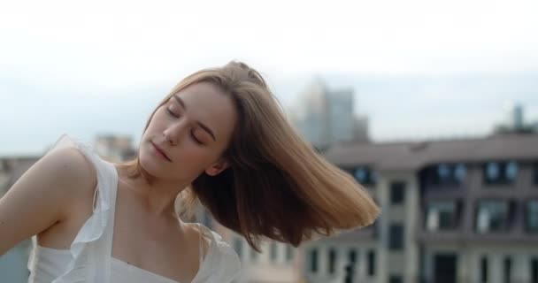 Portrait of the woman dancer in white dress that dances gracefully in slow motion outdoors, balerina does dance pa and movements outdoors, 4k 120 fps Prores HQ — Stok video