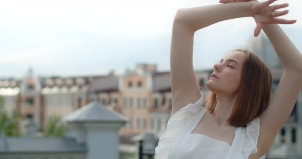 Portrait of the woman dancer in white dress that dances gracefully in slow motion outdoors, balerina does dance pa and movements outdoors, 4k 120 fps Prores HQ — Vídeo de Stock