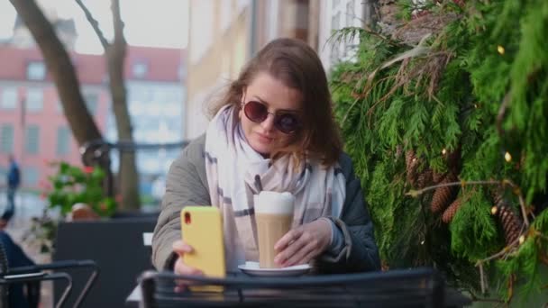 Žena mít přestávku na kávu v pouliční kavárně starého města na podzim, 4k 60p zpomalení — Stock video