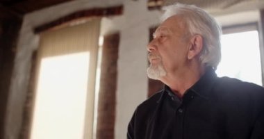 Depresyondaki yaşlı, gri saçlı adam kederli, 4K 60p Prores